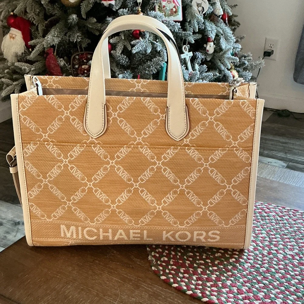 Michael Kors Beige and White Tote Bag “GIGI”. - Picture 12 of 13